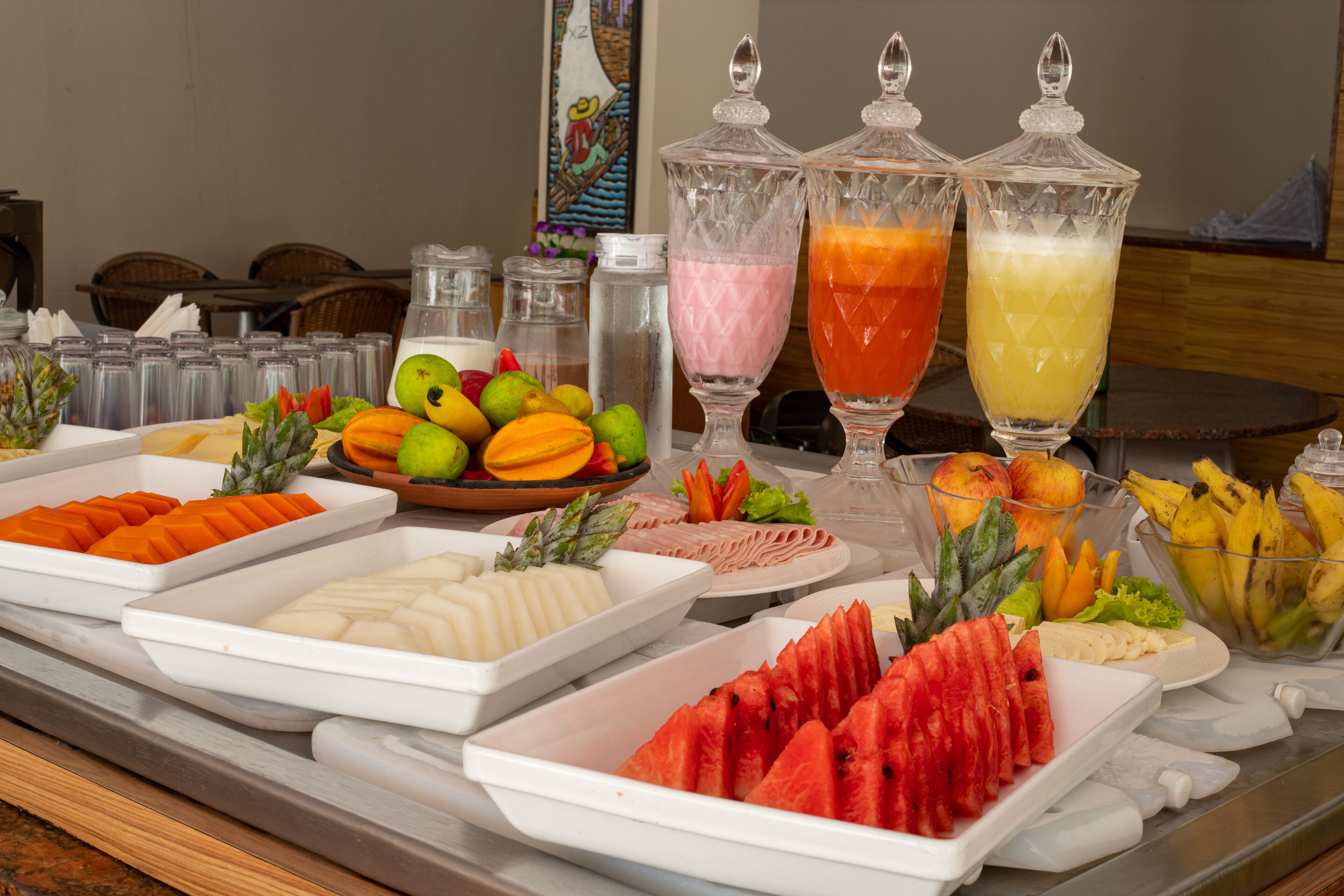 Un buffet proposant une variété de fruits, de légumes et de boissons.
