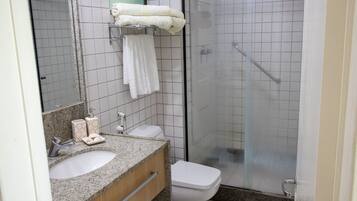 Un baño con lavamanos, inodoro y ducha.