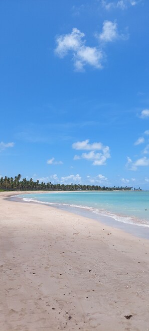 ใกล้ชายหาด, ทรายสีขาว