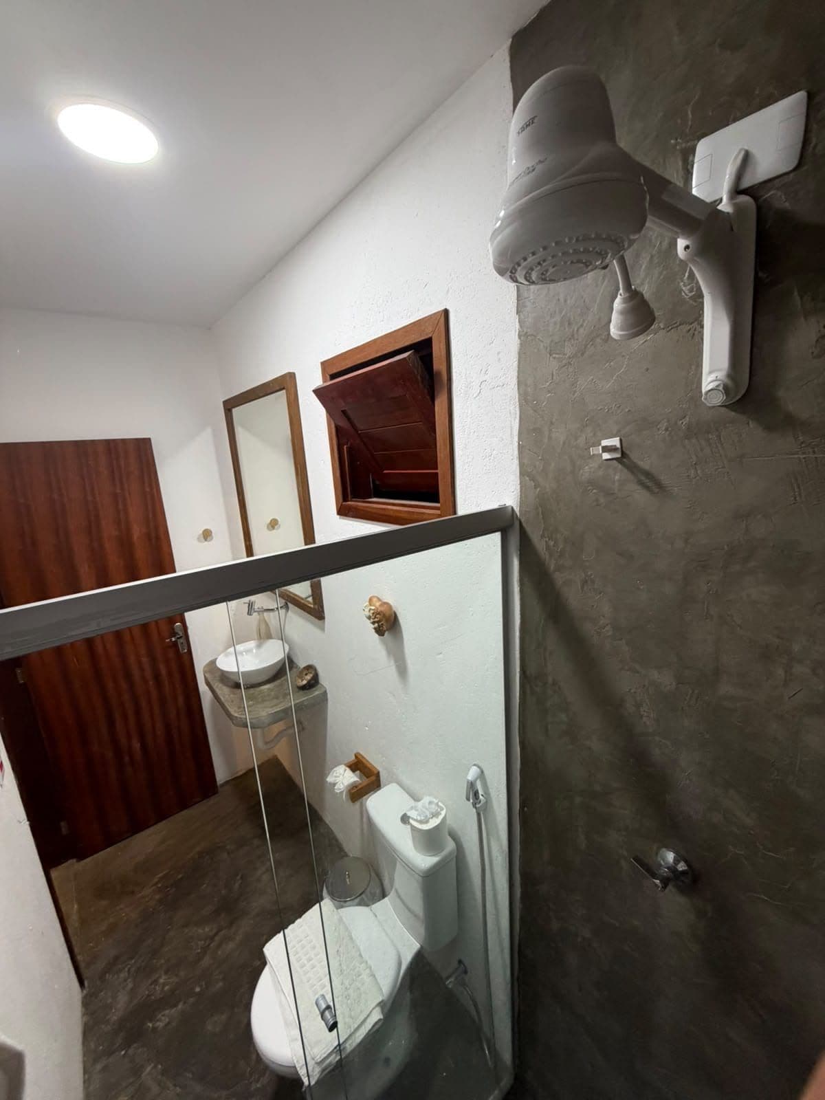 Un baño con inodoro, lavamanos y ducha.