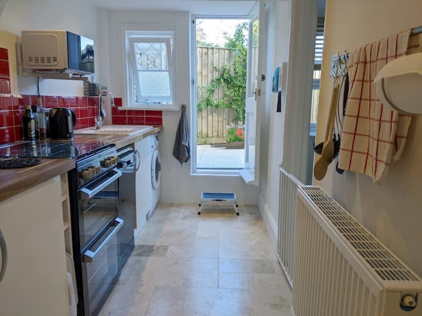 Coffee/tea maker, fridge, microwave, oven