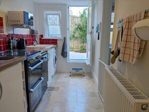 Fridge, microwave, oven, stovetop - Spring Gardens, 4-bedroom seaside family home (Shanklin)