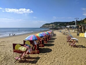 Ubicación cercana a la playa y toallas de playa