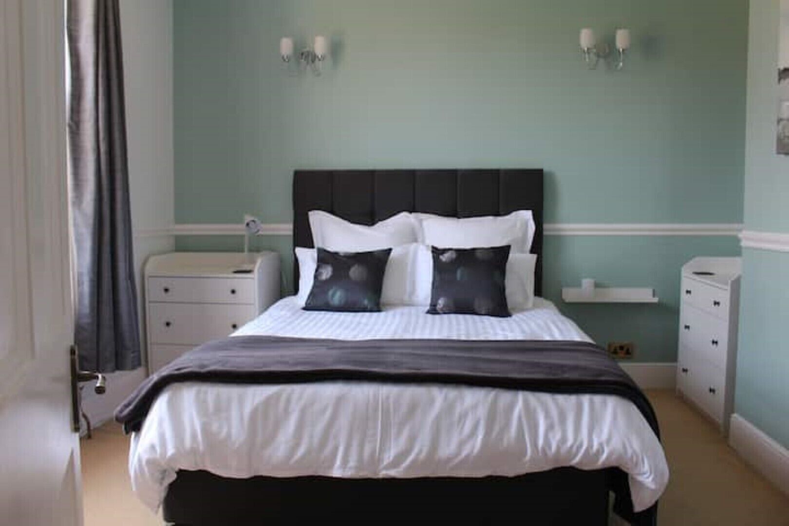 4 bedrooms, desk, iron/ironing board, travel cot