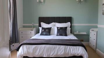 4 bedrooms, desk, iron/ironing board, travel cot