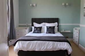 4 bedrooms, desk, iron/ironing board, travel crib - Spring Gardens, 4-bedroom seaside family home (Shanklin)