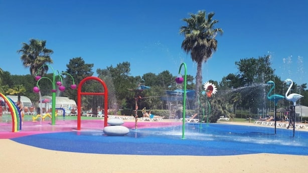 A water park with slides, a red arch structure, and swan-shaped water features. - Mobil-home Climatisé Dans Camping 4 - Cap-ferret (Lège-Cap-Ferret)