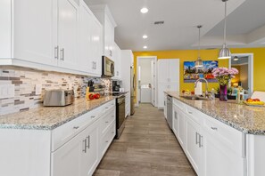 Fridge, microwave, oven, stovetop - Modern, child-friendly villa with heated pool, right on the water with boat lift (Cape Coral)