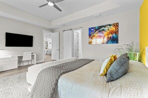 4 bedrooms, desk, iron/ironing board, travel cot - Modern, child-friendly villa with heated pool, right on the water with boat lift (Cape Coral)