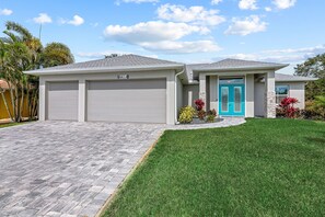 Exterior - Modern, child-friendly villa with heated pool, right on the water with boat lift (Cape Coral)