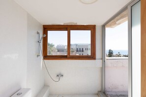 Business Duplex | Bathroom | Hair dryer, towels, toilet paper - Secret Garden by TLV2RENT (Tel Aviv)