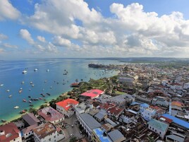 Un pueblo costero con un puerto, edificios y barcos.