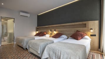 Habitación cuádruple | Edredón, camas con efecto memoria y minibar