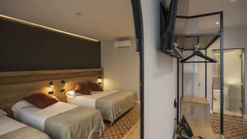 Habitación cuádruple | Edredones de plumas, colchones viscoelásticos, minibar y caja fuerte