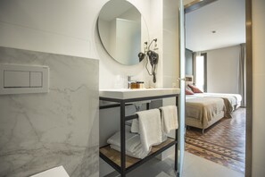 Quadruple Room - Fontanella by BCN URBAN ROOMS (Barcelona)