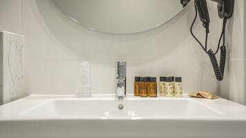 Een douche, een haardroger, handdoeken, zeep