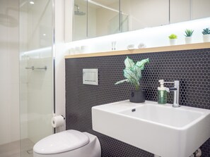 Shower, hair dryer, towels, soap - Classy & Spacious 2 Bedroom, 2 Bathroom (En Suite) (Elsternwick)