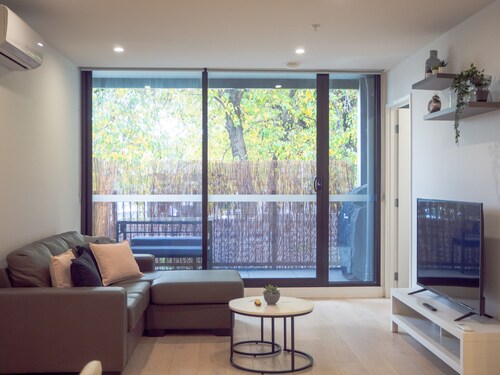 Classy & Spacious 2 Bedroom, 2 Bathroom (En Suite)