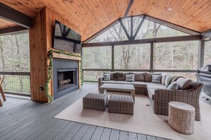 Smart TV, fireplace, video games, foosball - Riverfront Cabin, Game Room, Hot Tub, Fire Pit! Only 10 mins from Downtown BR! (Cherry Log)