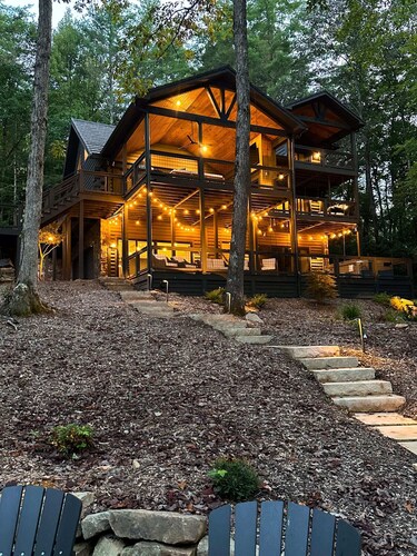 Riverfront Cabin, Game Room, Hot Tub, Fire Pit! Only 10 mins from Downtown BR!