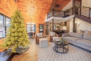 Smart TV, fireplace, video games, foosball - Riverfront Cabin, Game Room, Hot Tub, Fire Pit! Only 10 mins from Downtown BR! (Cherry Log)