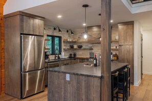 Fridge, microwave, oven, stovetop - River Run Summer Retreat: Hot Tub, River Views & Game Room for Families (Cherry Log)