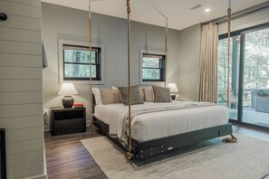 4 bedrooms, iron/ironing board, travel crib, free WiFi - Riverfront Cabin, Game Room, Hot Tub, Fire Pit! Only 10 mins from Downtown BR! (Cherry Log)