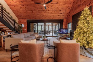 Smart TV, fireplace, video games, foosball - Riverfront Cabin, Game Room, Hot Tub, Fire Pit! Only 10 mins from Downtown BR! (Cherry Log)