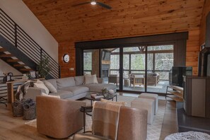 智能电视、壁炉、电子游戏、桌上足球