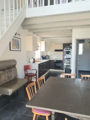 Fridge, microwave, oven, stovetop - Villa Michèle, RARE!!! an estate on the heights of Pézenas, in the countryside (Pézenas)