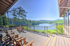 A wooden deck with outdoor seating and a view of a lake and forest. - Big Canoe Retreat w/ Deck & Golf Course Views (Jasper)