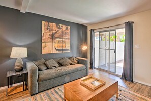 TV - 1 Mi to Old Town! Snowbird Escape w/ Pool Access (Scottsdale)