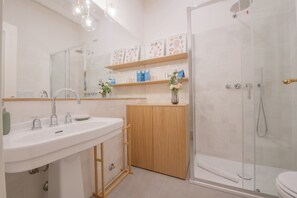Een douche, een haardroger, een bidet, handdoeken