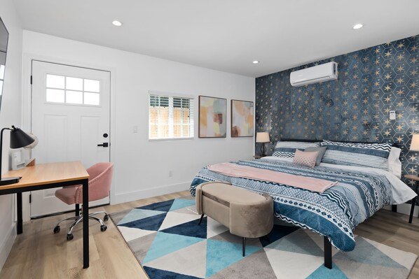 Bedroom with smart TV - ★MARVELOUS 1B1B 5MIN. DRIVE TO ROSE BOWL STADIUM★ (Pasadena)