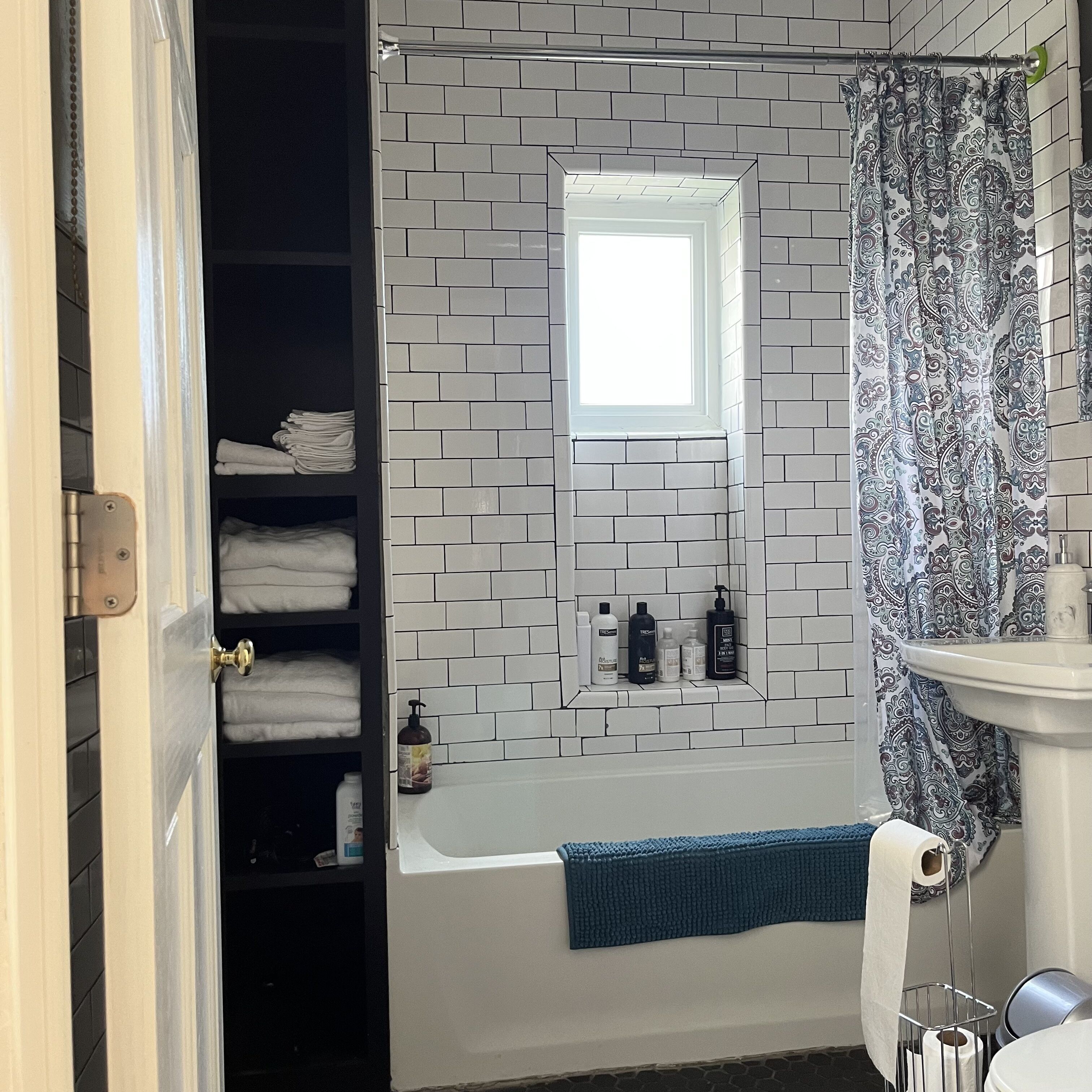 Ensemble douche/baignoire, sèche-cheveux, serviettes fournies, savon