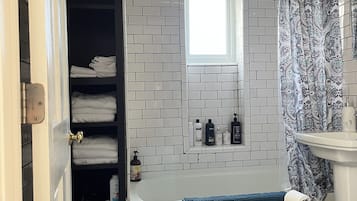 Ensemble douche/baignoire, sèche-cheveux, serviettes fournies, savon