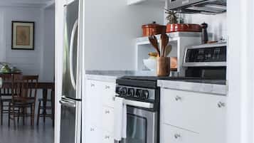 Jääkaappi, uuni, liesi, astianpesukone