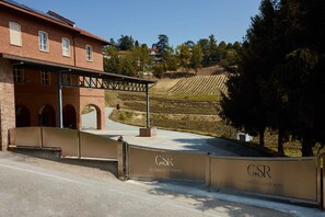 Property grounds - Farmhouse with rooms and private bathroom. Bioswimming pool for guests! (Cossombrato)