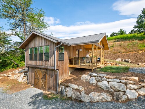 Private Quiet Mountain Modern Cabin! 25 mins from Downtown Asheville