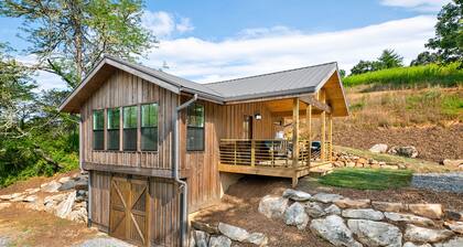 Private Quiet Mountain Modern Cabin! 25 mins from Downtown Asheville
