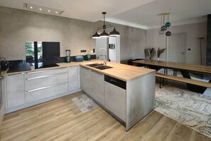 Geladeira, micro-ondas, fogão, lava-louças