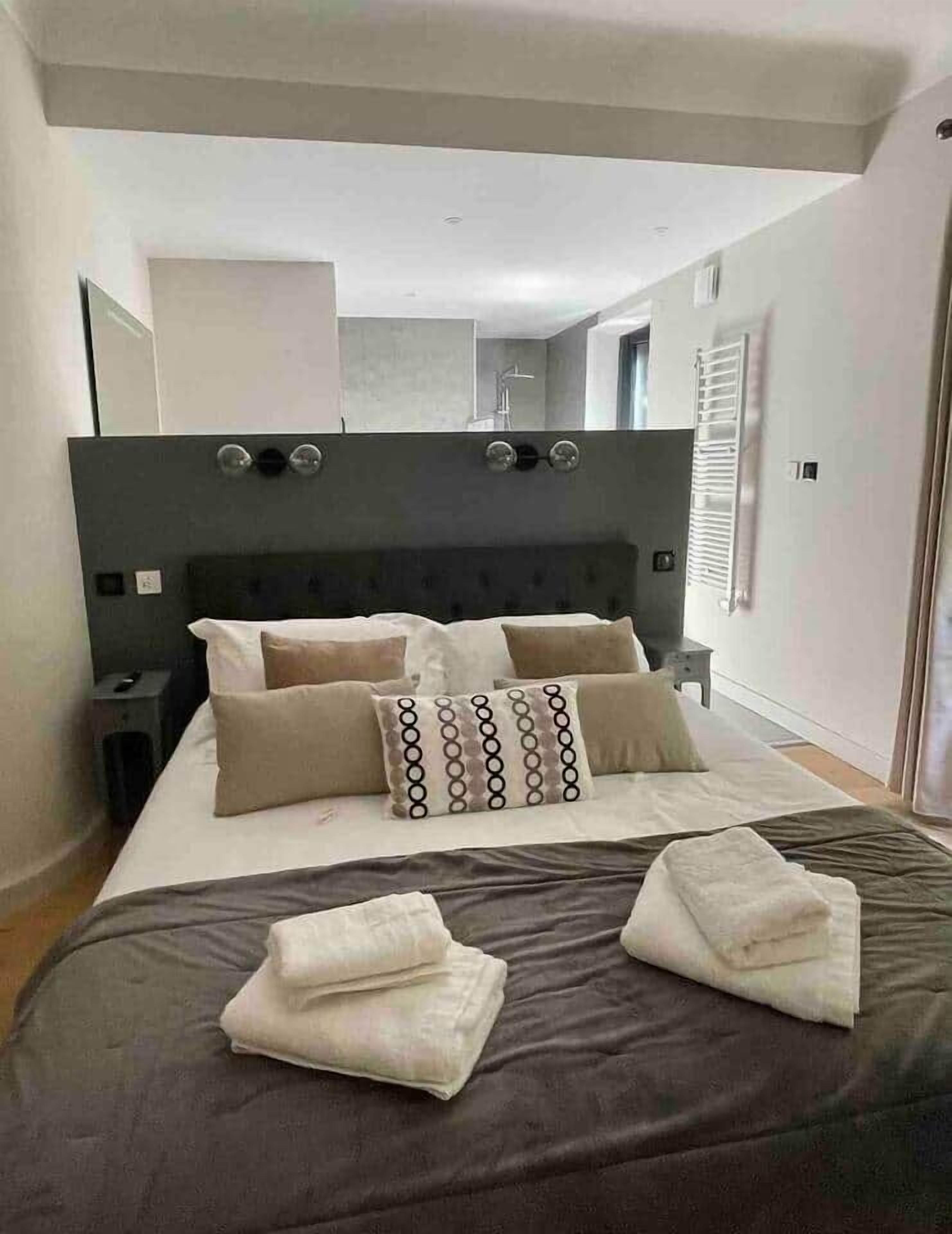 7 bedrooms, in-room safe, iron/ironing board, free WiFi