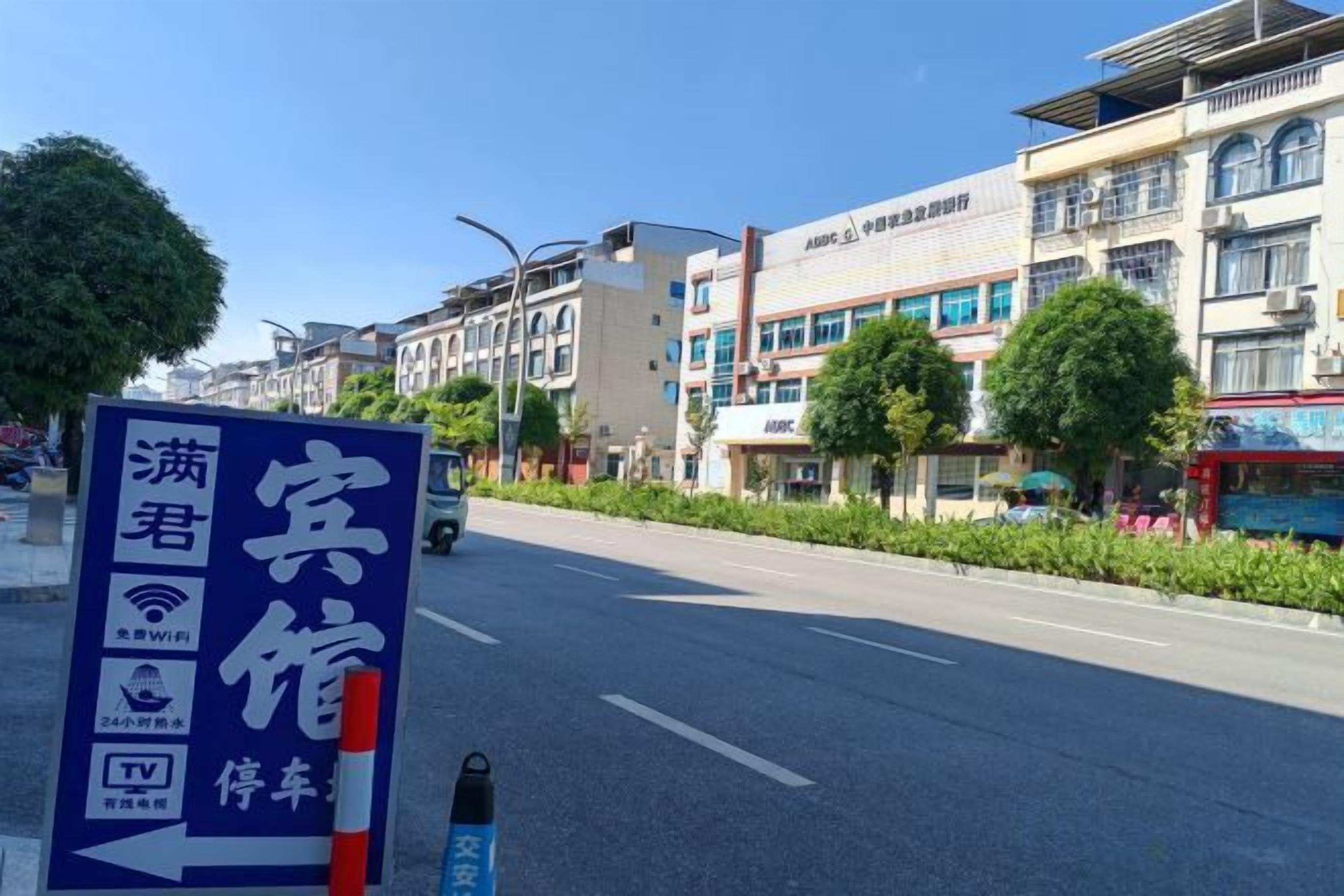 A street view with a directional sign indicating a hotel.