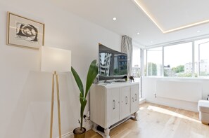 Interior - Modern Westminster Flat with Balcony Views, Walk to Big Ben & West End (London)