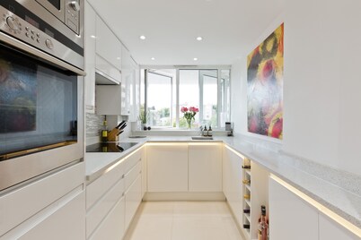 Modern Westminster Flat with Balcony Views, Walk to Big Ben & West End