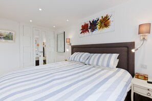 2 bedrooms, iron/ironing board, free WiFi, bed sheets - Modern Westminster Flat with Balcony Views, Walk to Big Ben & West End (London)