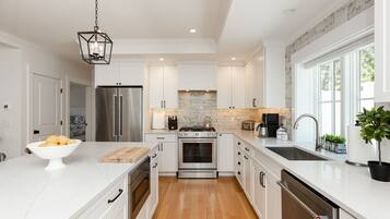 冷蔵庫、電子レンジ、オーブン、コンロ