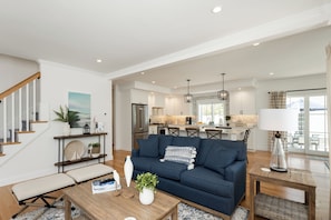 Smart TV, fireplace - Popponesset, Exclusive, 3-Bdrm, 4-Bths, Sleeps 6, pool, hot tub, firepit, A/C (Mashpee)