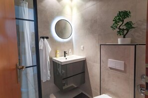 Dusj, hårføner, håndklær og såpe