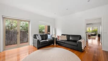 Een televisie, een open haard en een kantoor